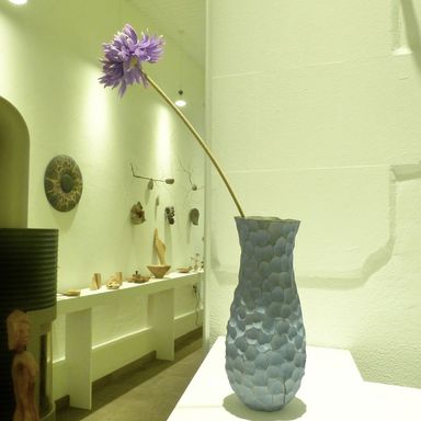 Blaue Facettenobjekt-Vase aus Ahorn gedrechselt, geschnitzt, coloriert | Klaus Kirchner