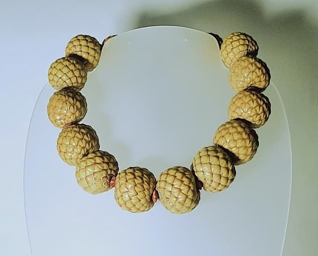 12173-Kette-129€-49cm-Rattan Samenkapseln-Schaumkoralle-Silber