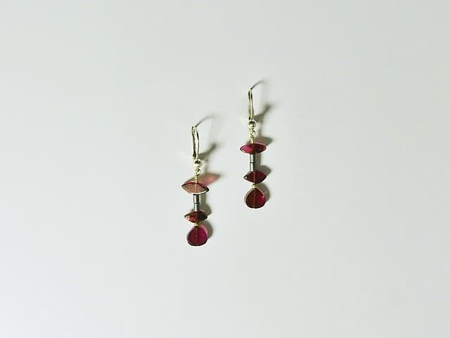 12642-Ohrschmuck-66€-4cm-Rhodolith Granat-Hämatin-Silber