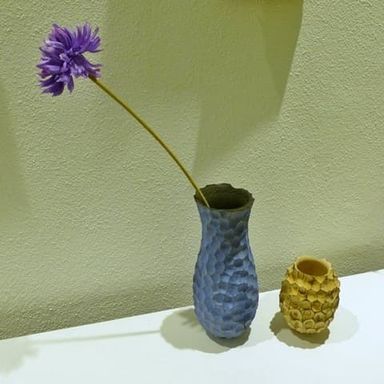 Blaue Facettenobjekt-Vase aus Ahorn gedrechselt, geschnitzt, koloriert, Klaus Kirchner