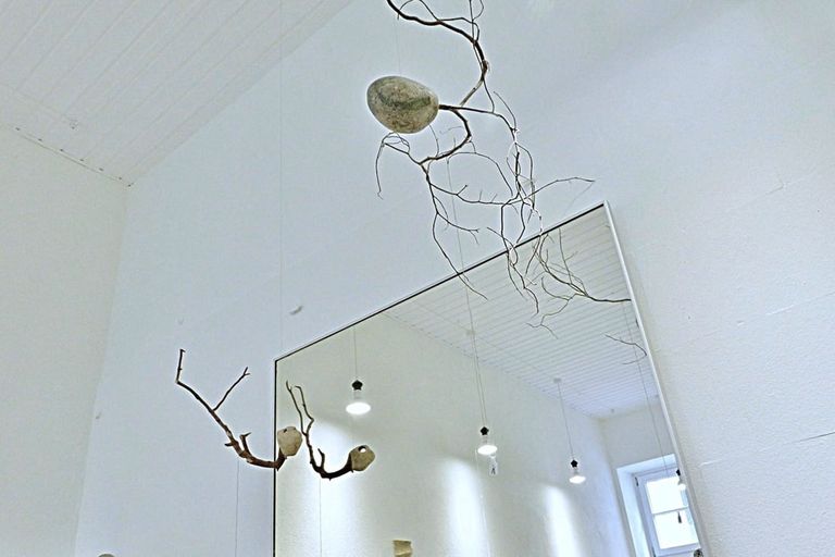 Ausstellung im SCHMUCKatelier | Können Steine schweben?
