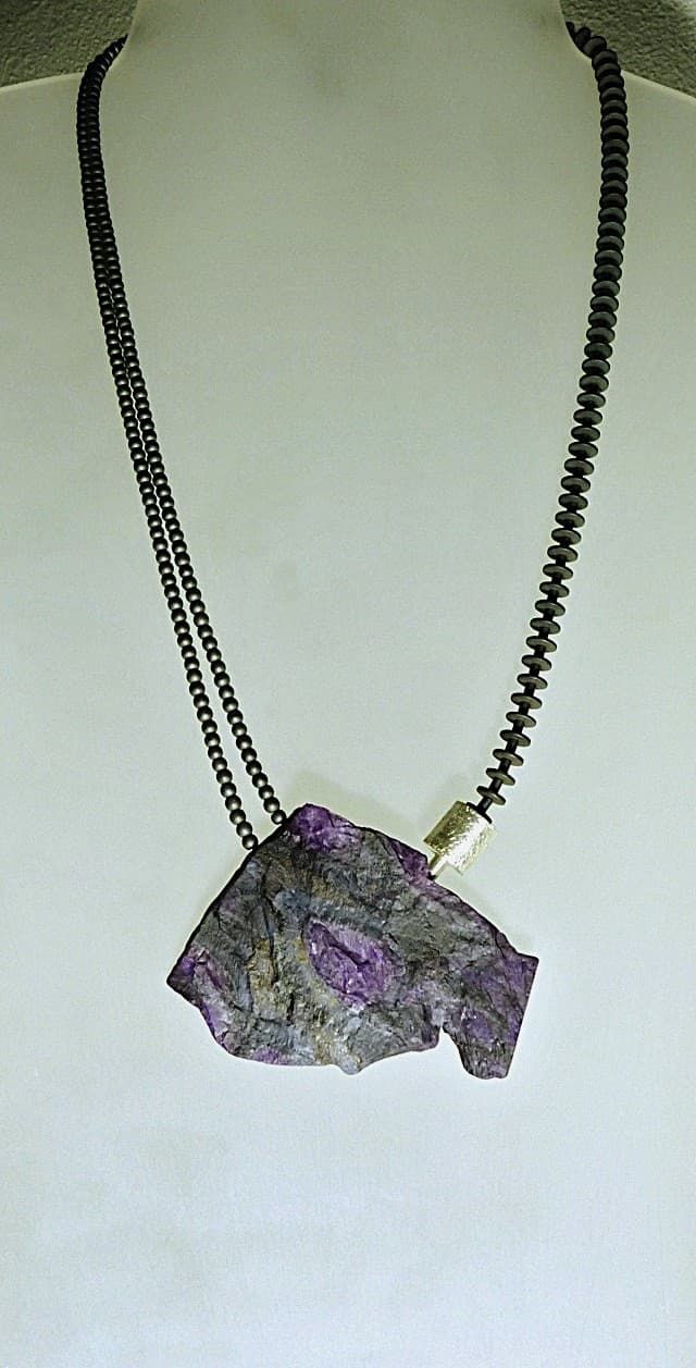 12574-Ypsilonkette-350€-55,5cm-Sugilith 6cm breit-Hämatin-Silber