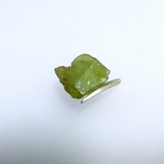 12124-Ring-190€-Gr54-naturgewachsener Peridot Kristall-Silber