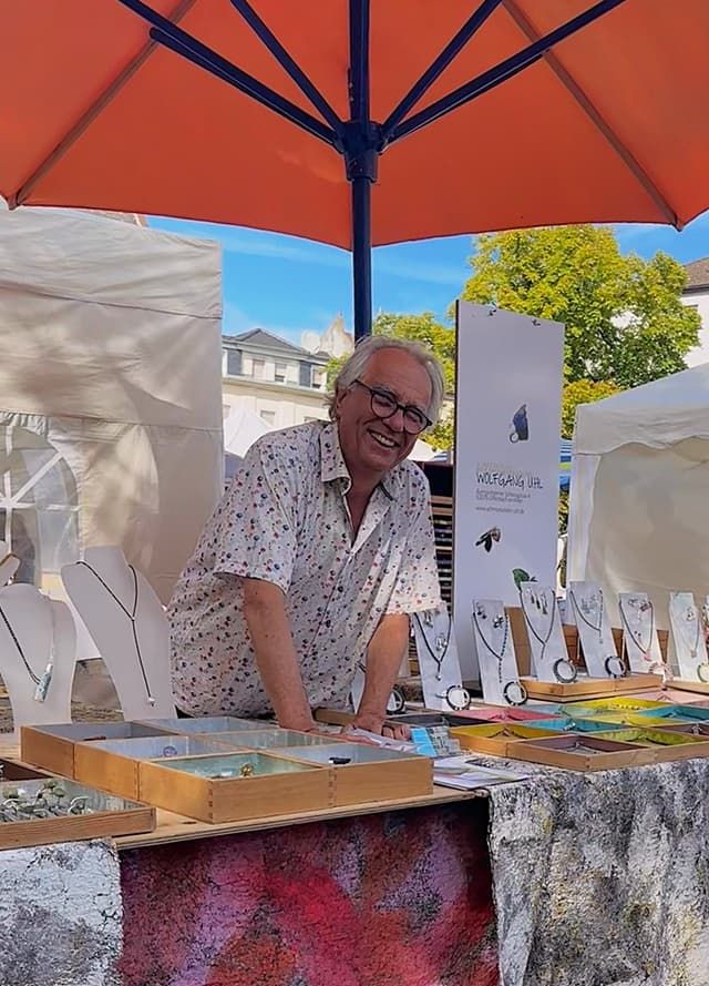 Wolfgang Uhl beim Offenbacher Künstlermarkt 2025, auf dem Wilhelmsplatz.