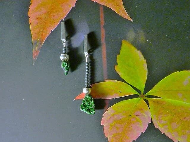 12364-Ohrschmuck-134€-3,5cm-5,3cm-Uwarowit Granat-Hämatin-Silber