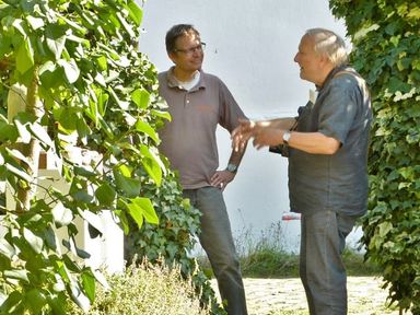 Klaus Kirchner mit Herrn Grieß von der Offenbach Post, Rumpenheimer Kunsttage 2024