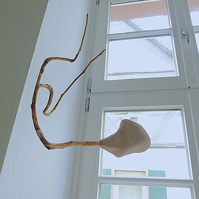12807-Schwebendes Wesen-240€-35cm-Sandstein-Zweig