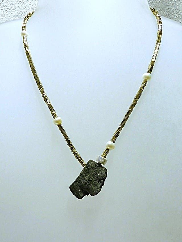 12004-Ypsilonkette-210€-44cm-Basalt 4,5cm hoch-Hämatin mit Titan galvanisiert-Süßwasserzuchtperlen-Silber