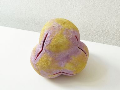 Abhängig von der Art des Objektes hat er zusätzlich mit Schnitzwerkzeugen, kleinen Fräsern und Schleifern gearbeitet.