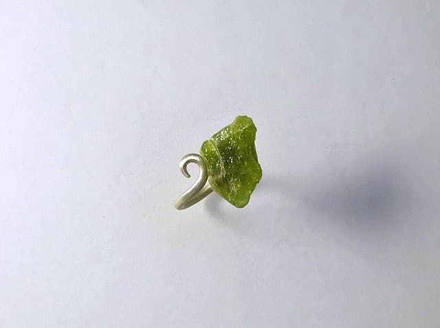12432-Ring-180€-Gr55-naturgewachsener Peridot Kristall-Silber
