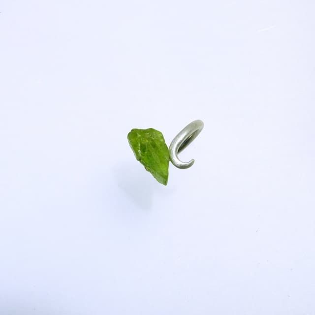12200-Ring-178€-Gr54-naturgewachsener Peridot Kristall-Silber