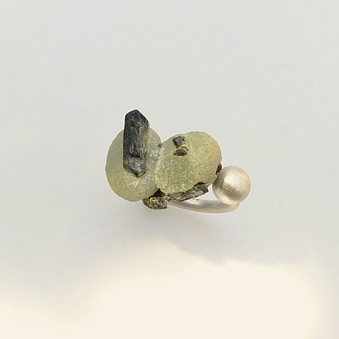 12695-Ring-153€-Gr57-Prehnit mit Epidot-Silber