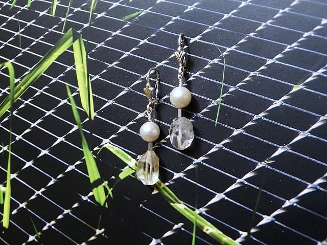 12189-Ohrschmuck-88€-3,9cm-roher Bergkristall-Süßwasserzuchtperlen-Hämatin galvanisiert-Silber