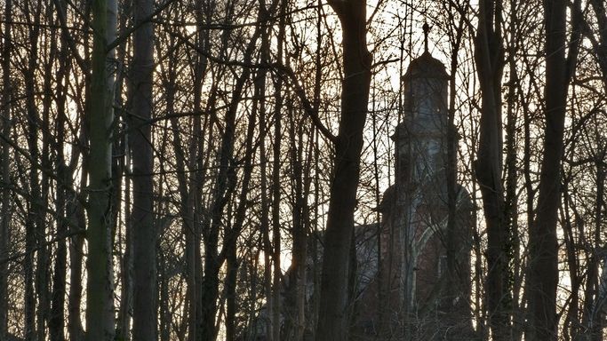 Die reformierte Kirche ist schlicht gehalten. Unter der Herrenempore sind Fürstenlogen im klassizistischen Stil um 1800 eingebaut