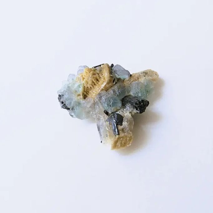 12739-Mineral Schaustufe-60€-7,5cm breit-Fluorit-Orthoklas-Turmalin-Fundort Erongo, Namibia
