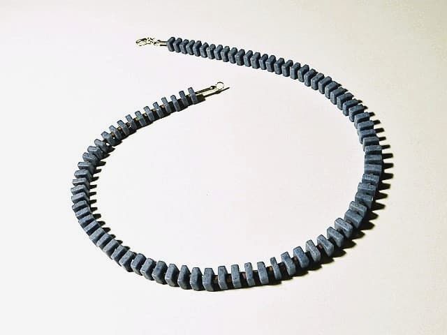 12549-Kette-140€-43,5cm-Dumortierit-Hämatin mit Titan galvanisiert-Silber