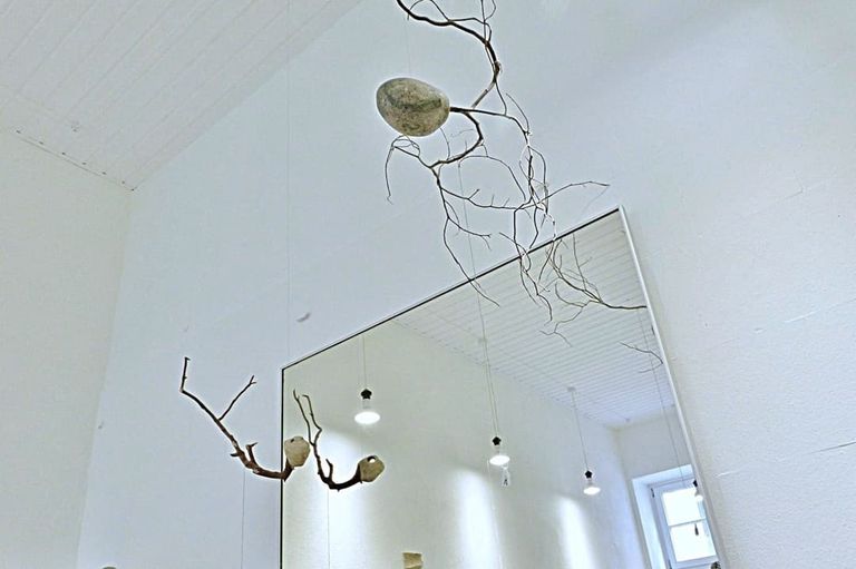 Ausstellung im SCHMUCKatelier | Können Steine schweben?