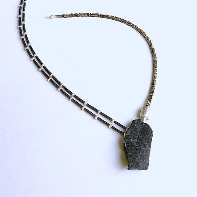 12362-Ypsilonkette-285€-44cm-Basalt 4,5cm hoch-Zuchtperlen-Hämatin-Hämatin galvanisiert-Silber