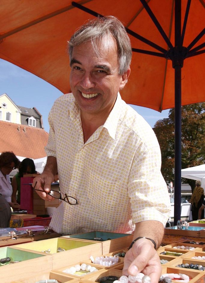 Wolfgang Uhl beim Offenbacher Künstlermarkt auf dem Wilhelmsplatz