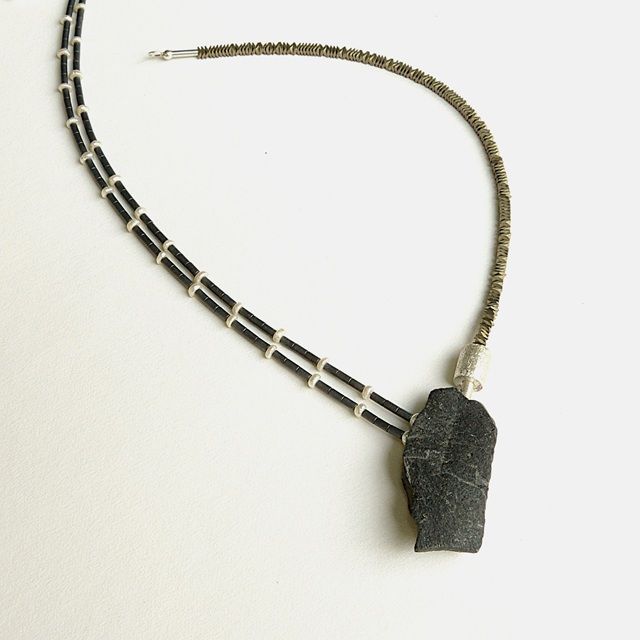 12362-Ypsilonkette-285€-44cm-Basalt 4,5cm hoch-Zuchtperlen-Hämatin-Hämatin galvanisiert-Silber