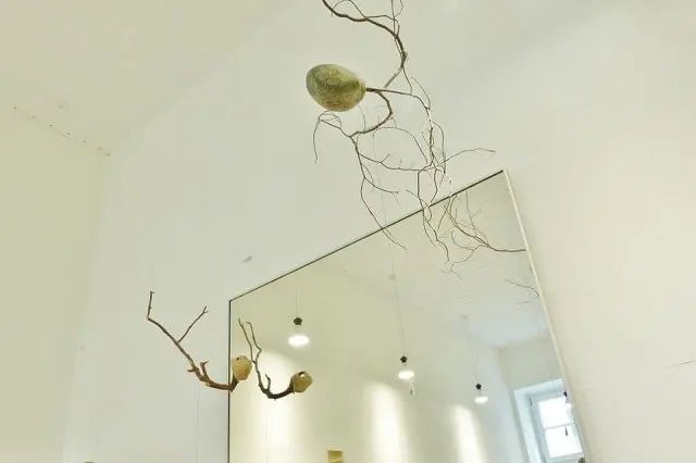 Ausstellung im SCHMUCKatelier | Können Steine schweben?