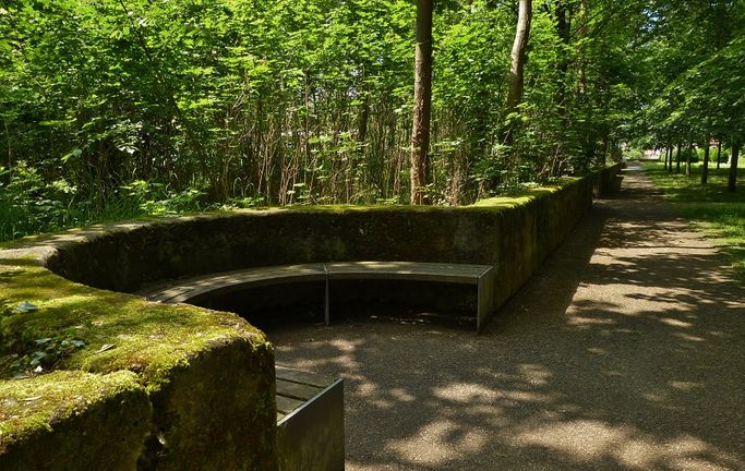 Sitzbank am Baumsaal