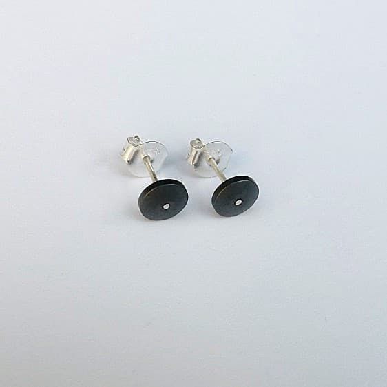 12398-Ohrstecker-42€-0,7cm-Hämatin-Silber