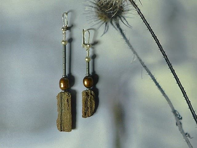 12391-Ohrschmuck-110€-8 und 6cm-verquarztes Holz-Süßwasserzuchtperlen gefärbt-Hämatin-Silber